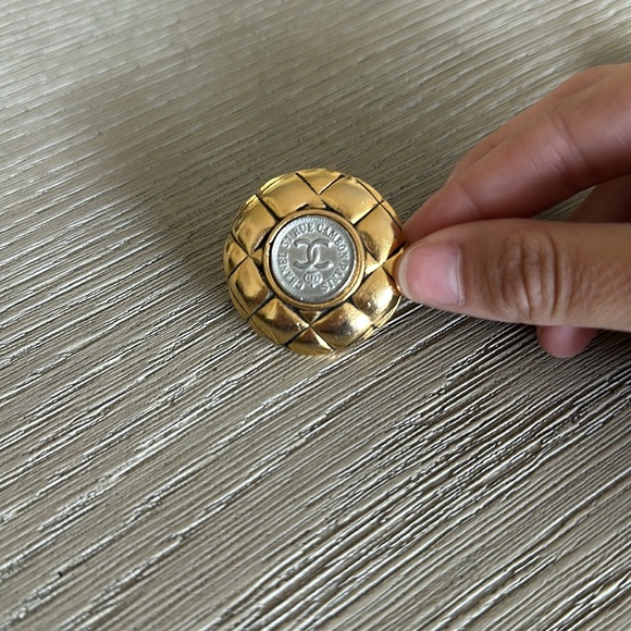 Vintage Chanel Costume Clip-On Earrings - Picture 3 of 6